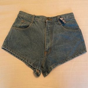 Size M jean shorts, great quality no stains or discoloration